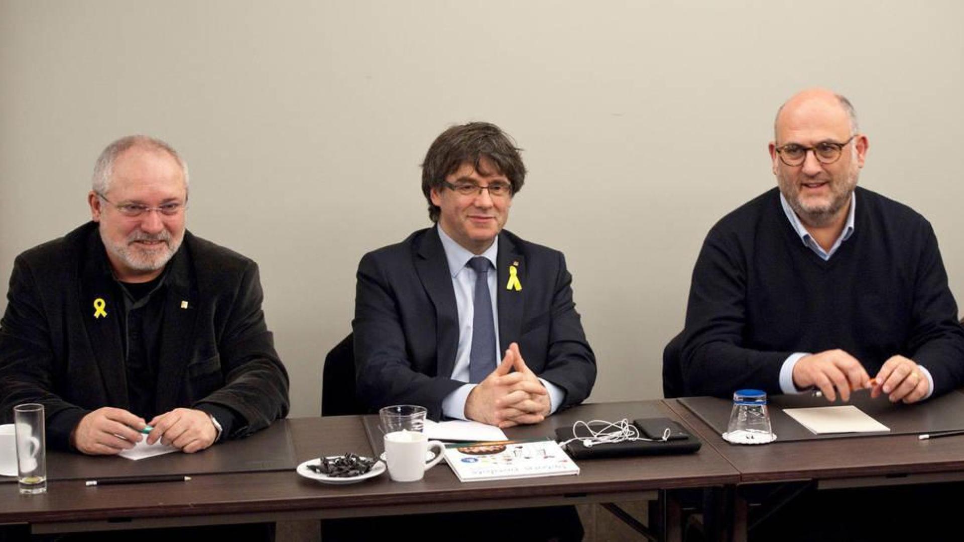 Puigdemont reúne a su grupo parlamentario en Bruselas para analizar escenarios