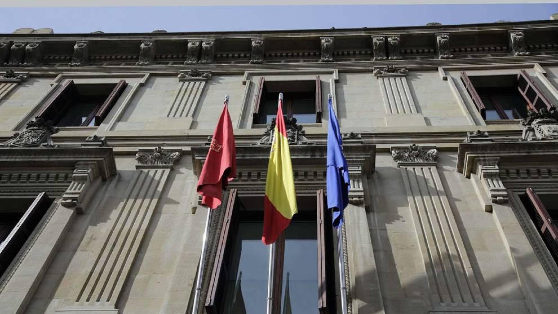 El Parlamento debe pagar 5.566 euros por la bandera republicana