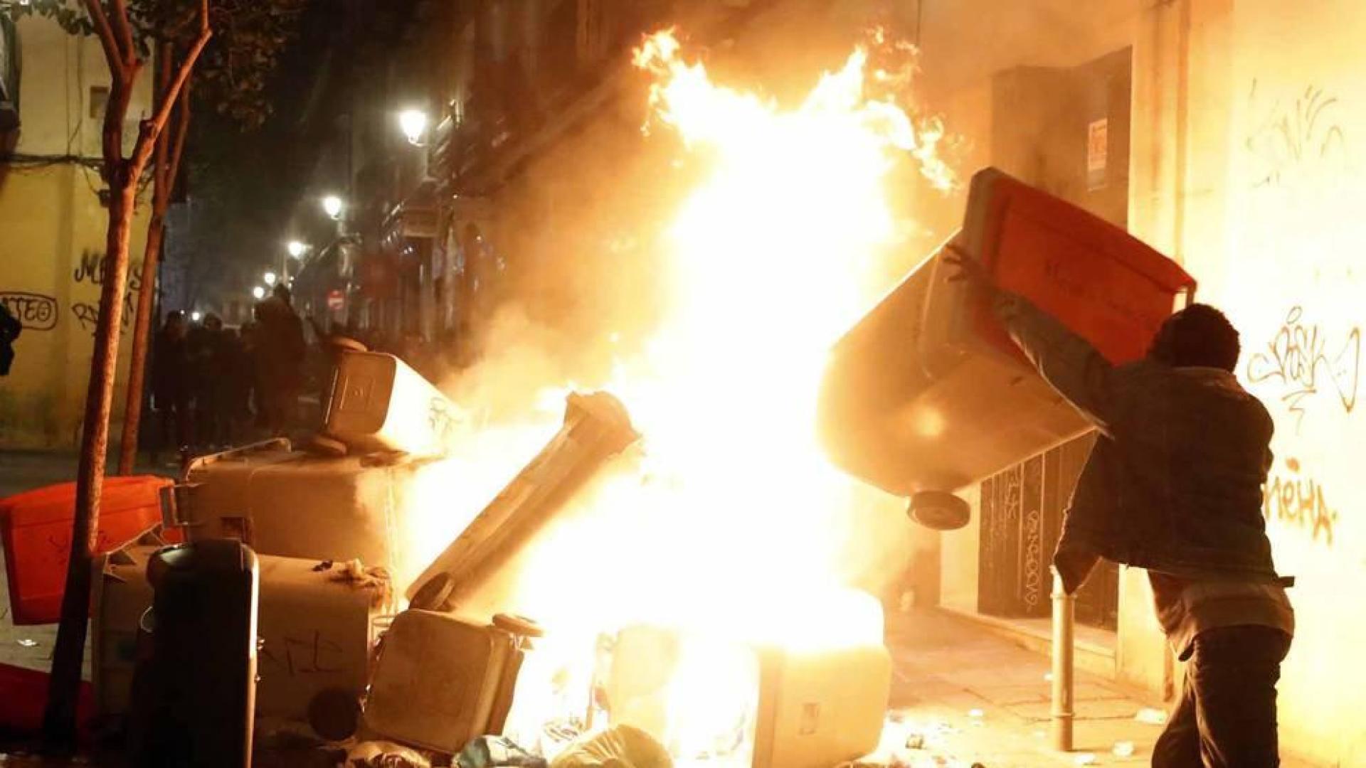 Seis personas de nacionalidad española han sido detenidas, diez policías nacionales han resultado heridos y numerosos destrozos en las calles se han producido durante la protesta por la muerte de Mmame M., el senegalés mantero que murió de un paro cardíaco en el barrio de Lavapiés