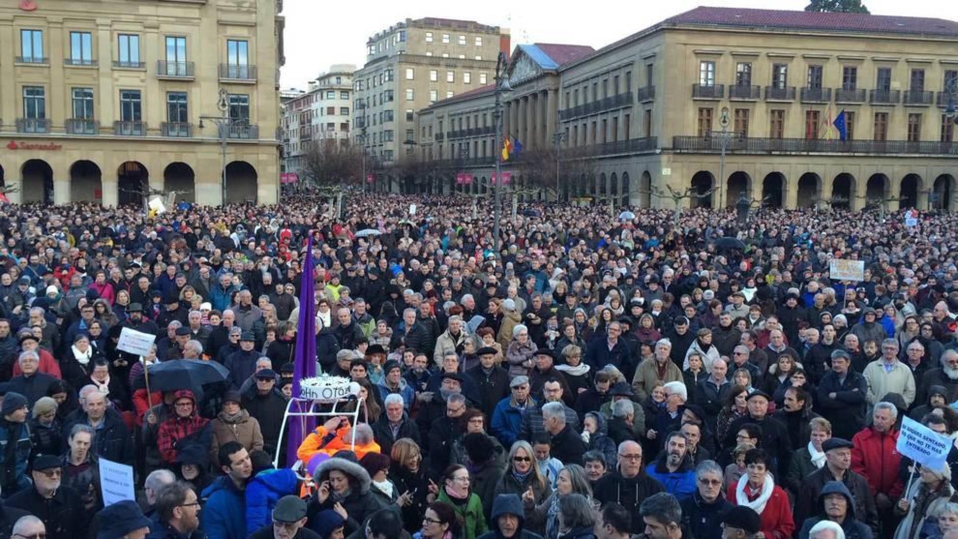 Jóvenes y mayores salen a la calle en Pamplona bajo la lluvia