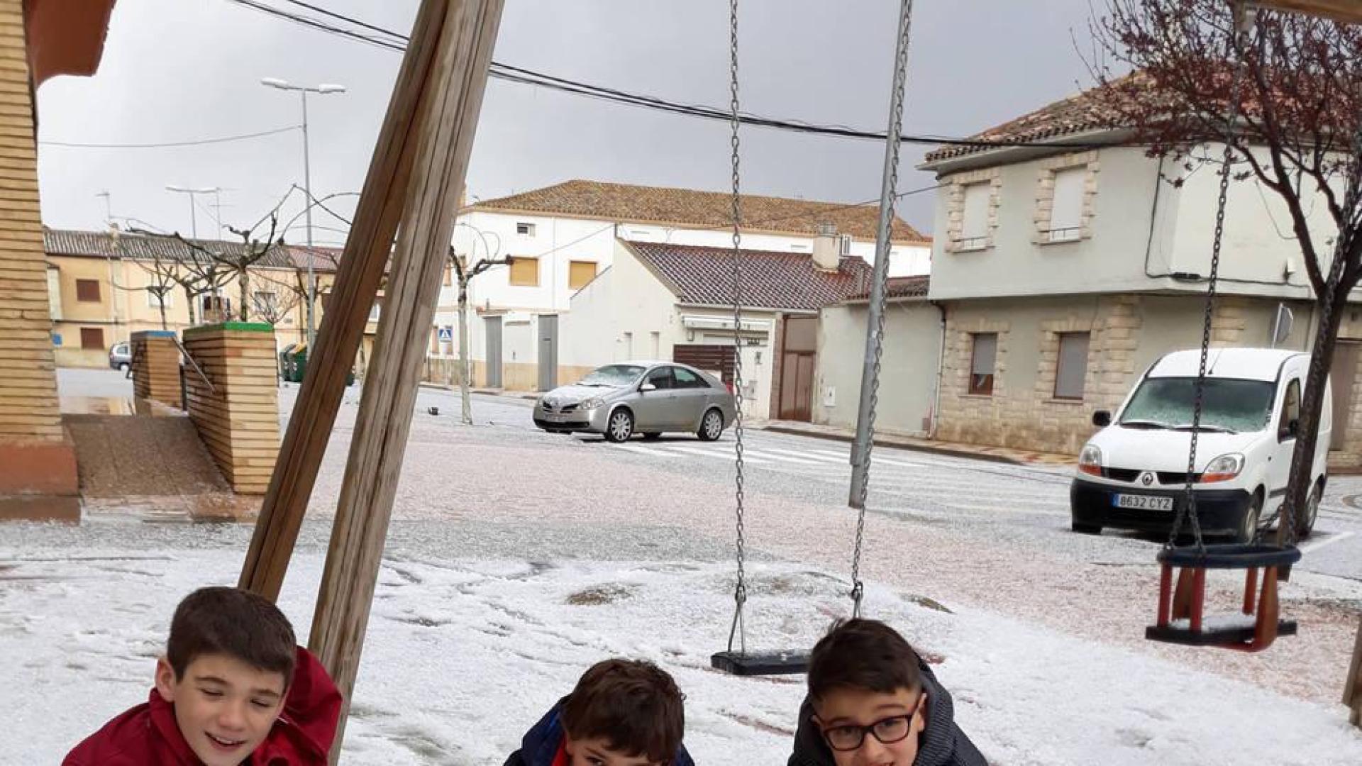 Una granizada cubre de blanco varios pueblos de la Zona Media