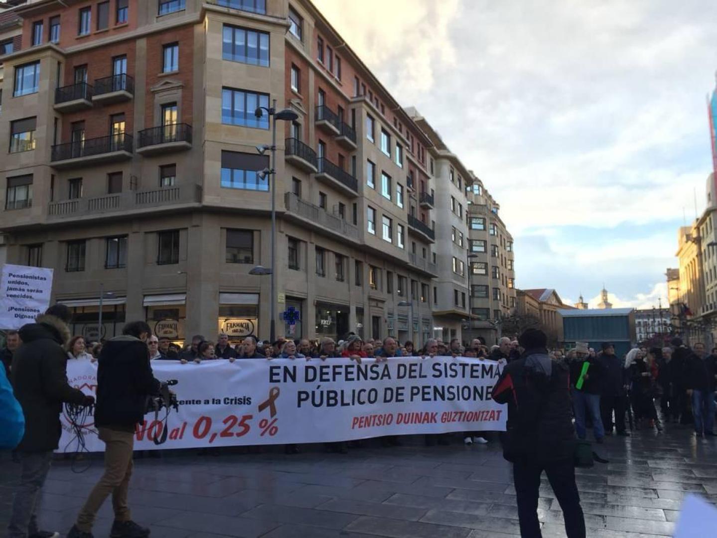 La cabeza de la manifestación se detiene frente a la sede del PP