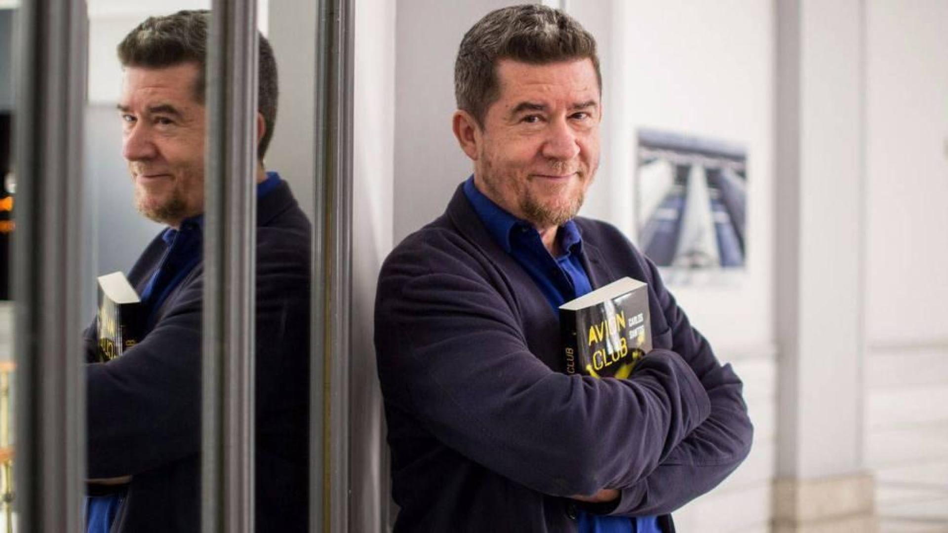 Carlos Santos: “Los 80 no se pueden contar sin la noche, el humo, la música y  el sudor”