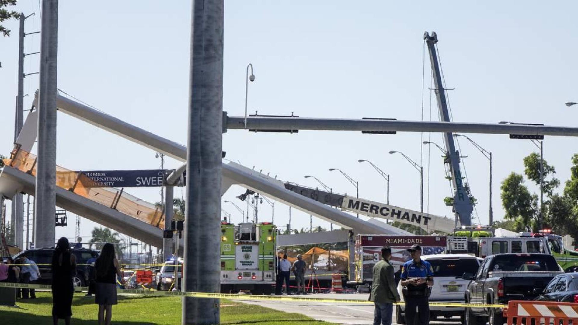 Varios muertos al derrumbarse un puente peatonal sobre una carretera de Miami