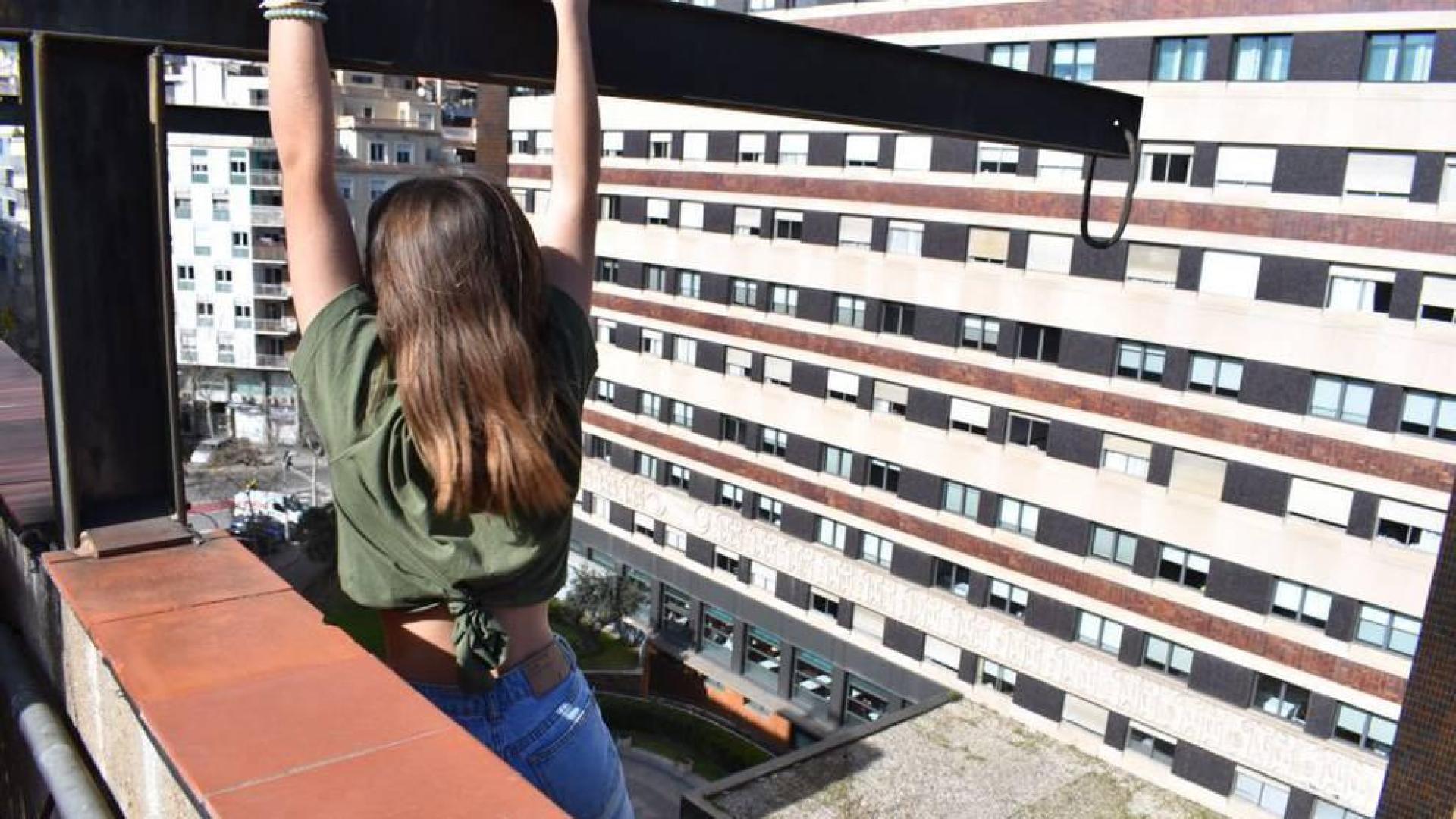 Rescatada una adolescente que se colgó de una viga para hacerse una foto
