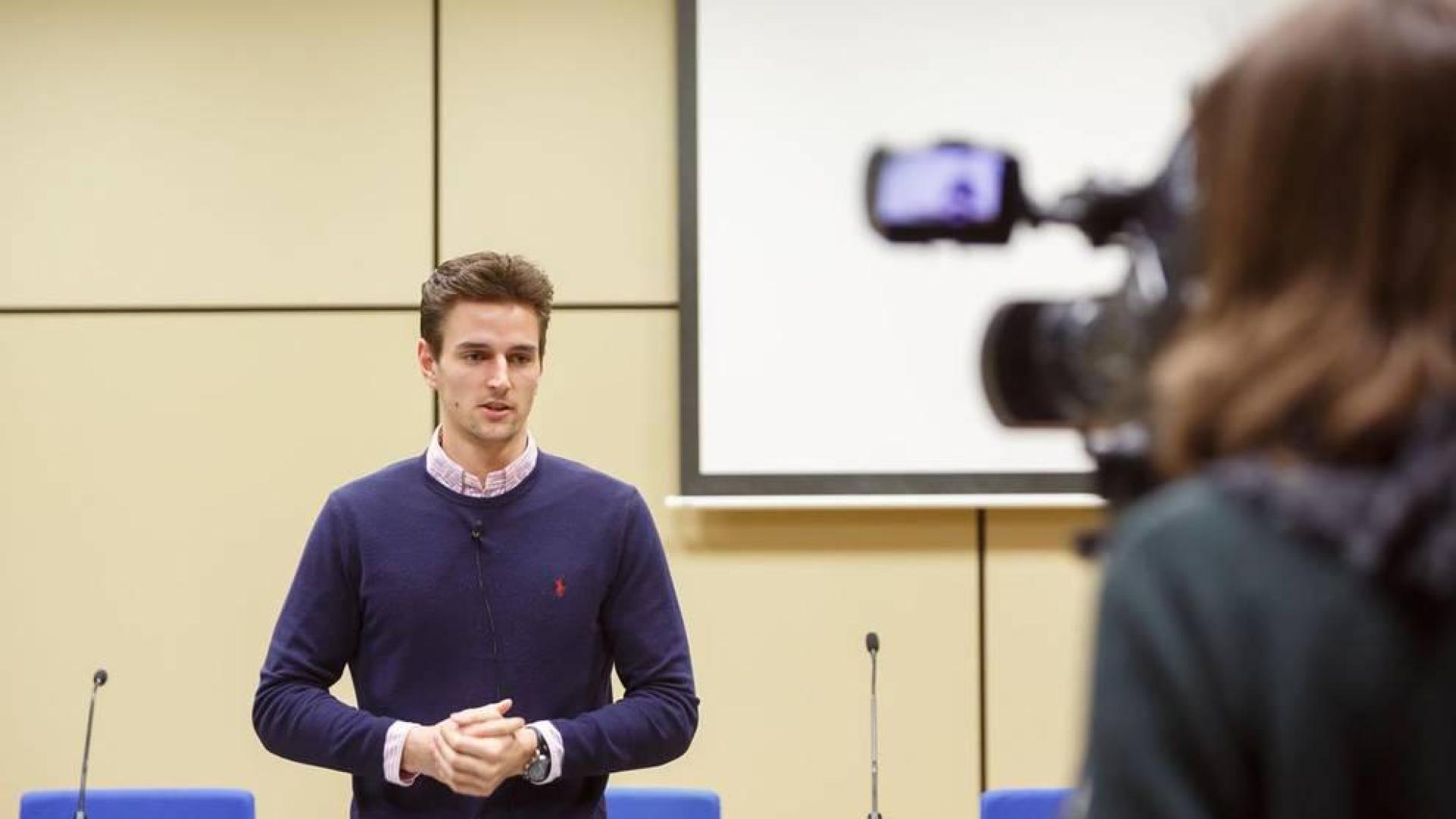 Un estudiante de la UPNA gana el concurso de monólogos en inglés del G-9 de Universidades