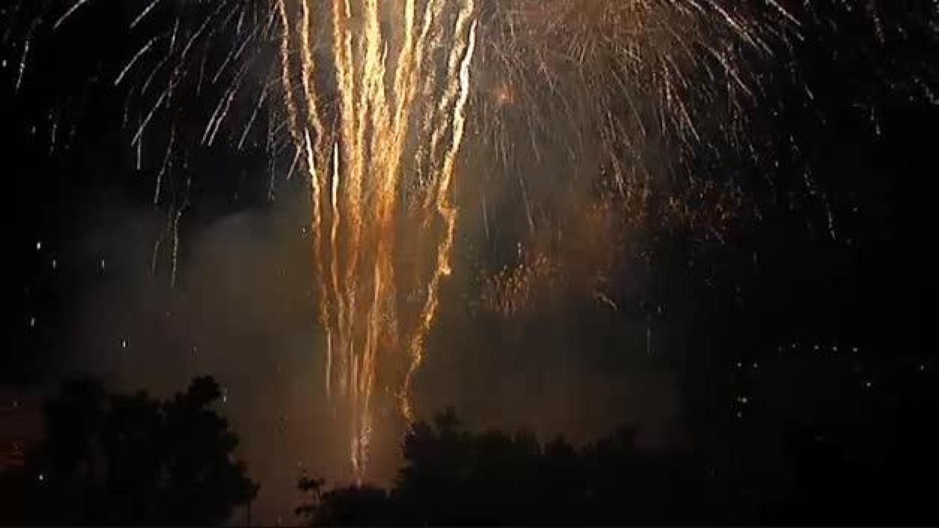 Miles de personas disfrutan de la 'Nit del Foc' en Valencia