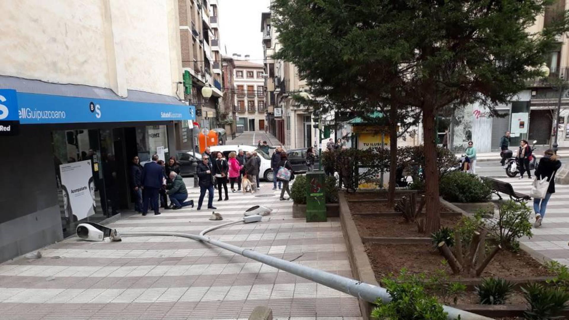 Herida una mujer tras caer una farola en Tudela por el fuerte viento