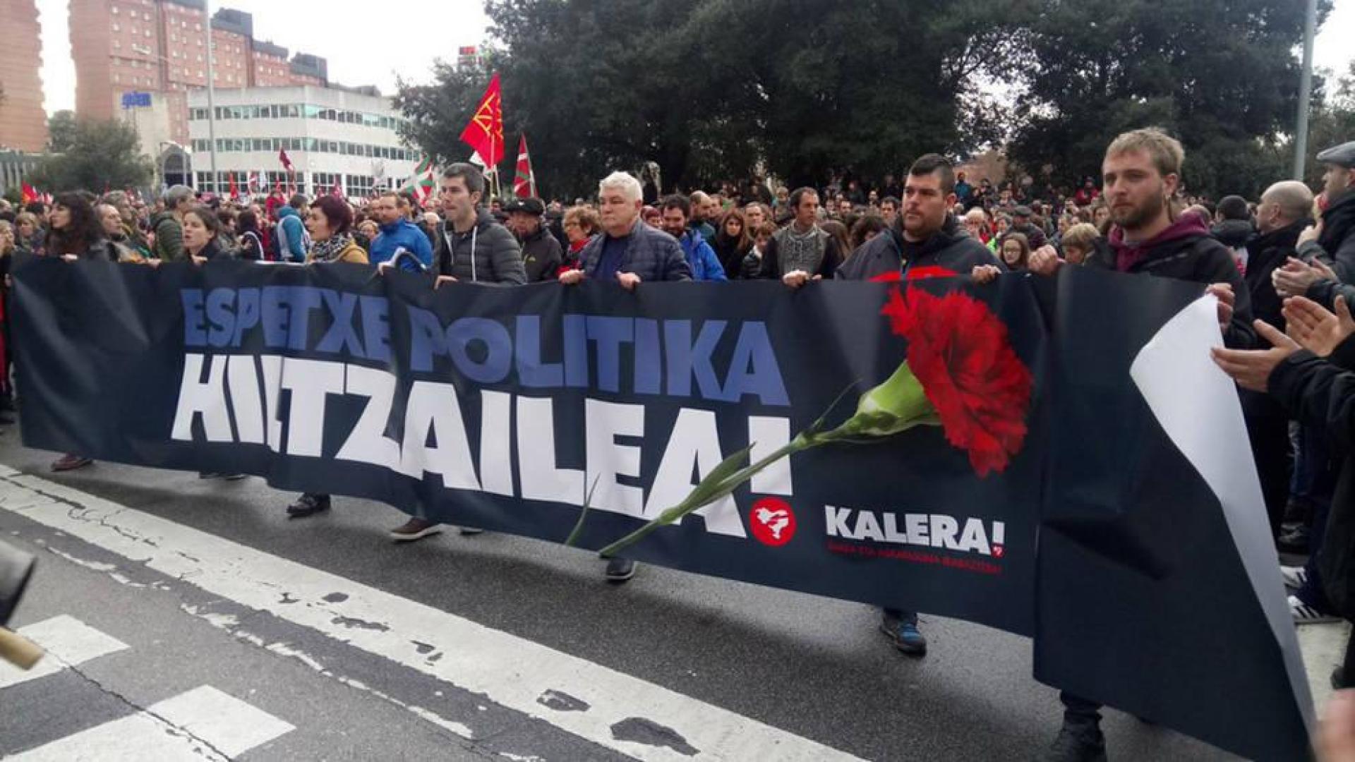 Miles de personas se manifiestan en Pamplona tras morir el etarra Xabier Rey