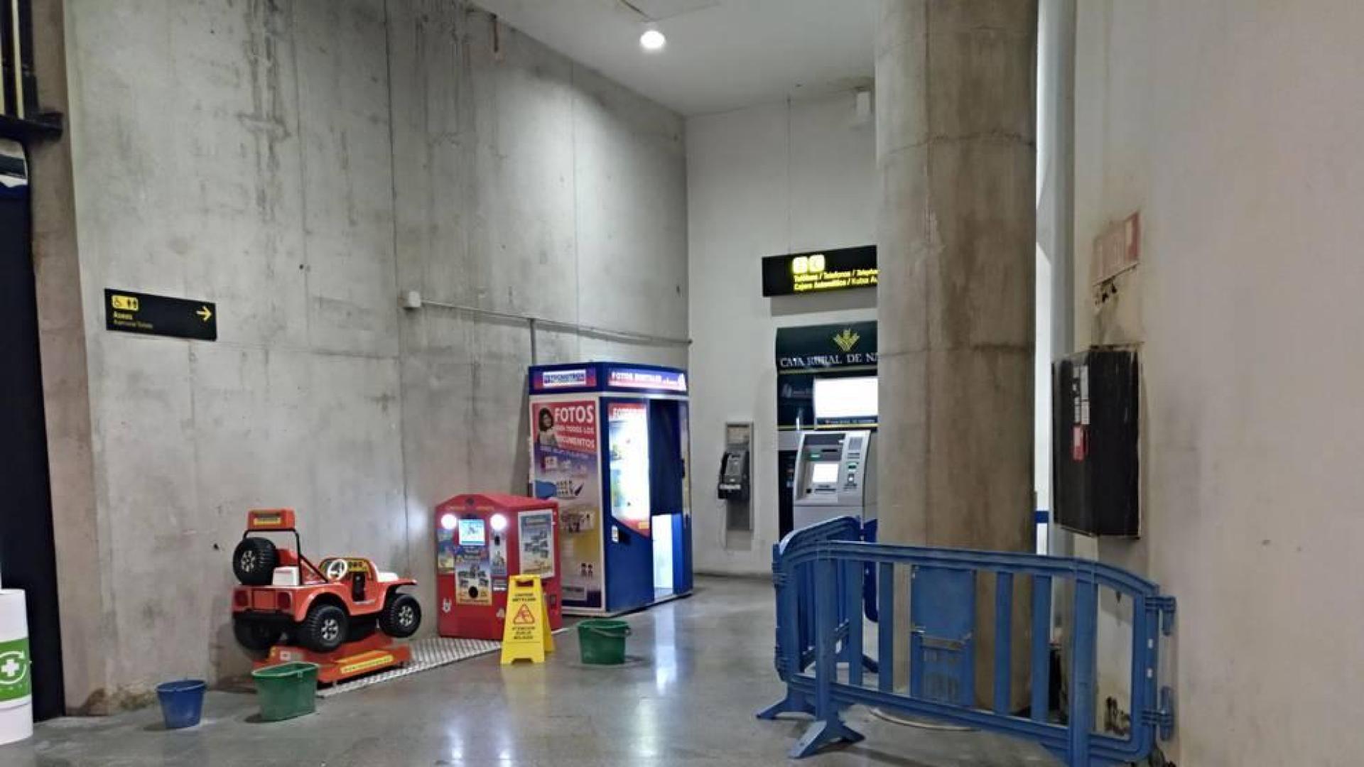 Goteras en la entrada a los baños de autobuses.