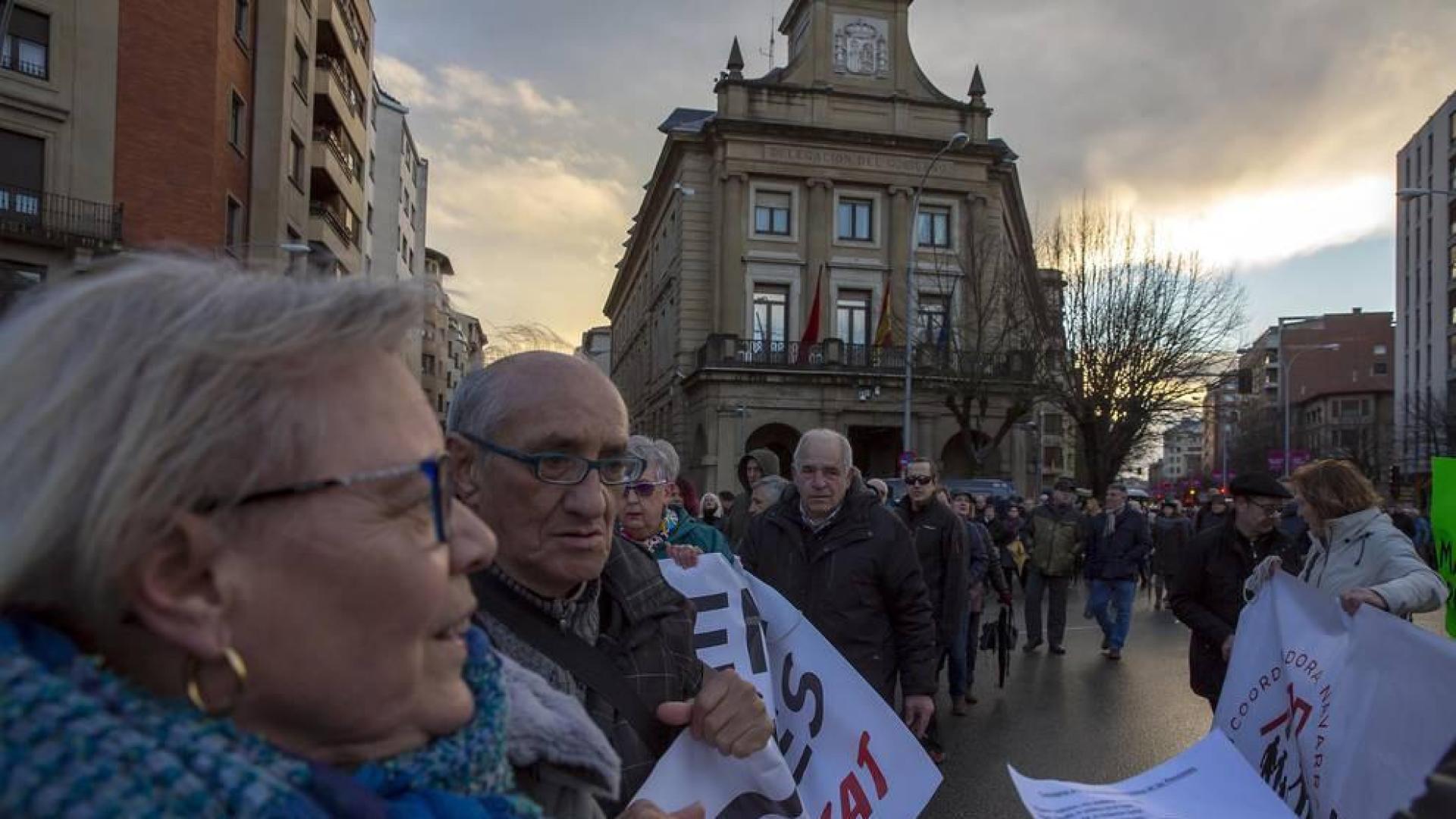 Jóvenes y mayores salen a la calle en Pamplona bajo la lluvia