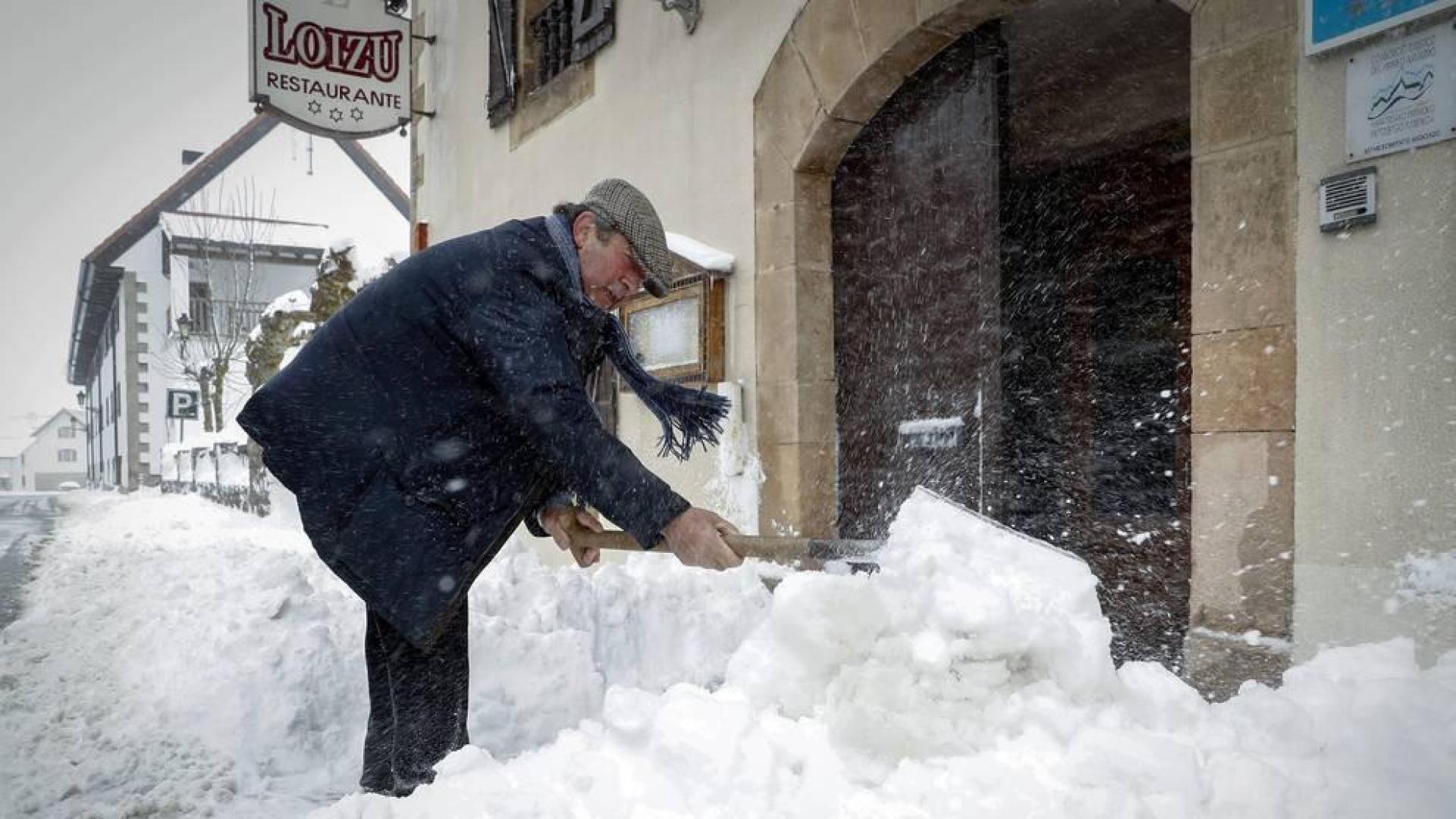 La nieve no altera el tráfico en Navarra y deja paso a cierzo y hielo