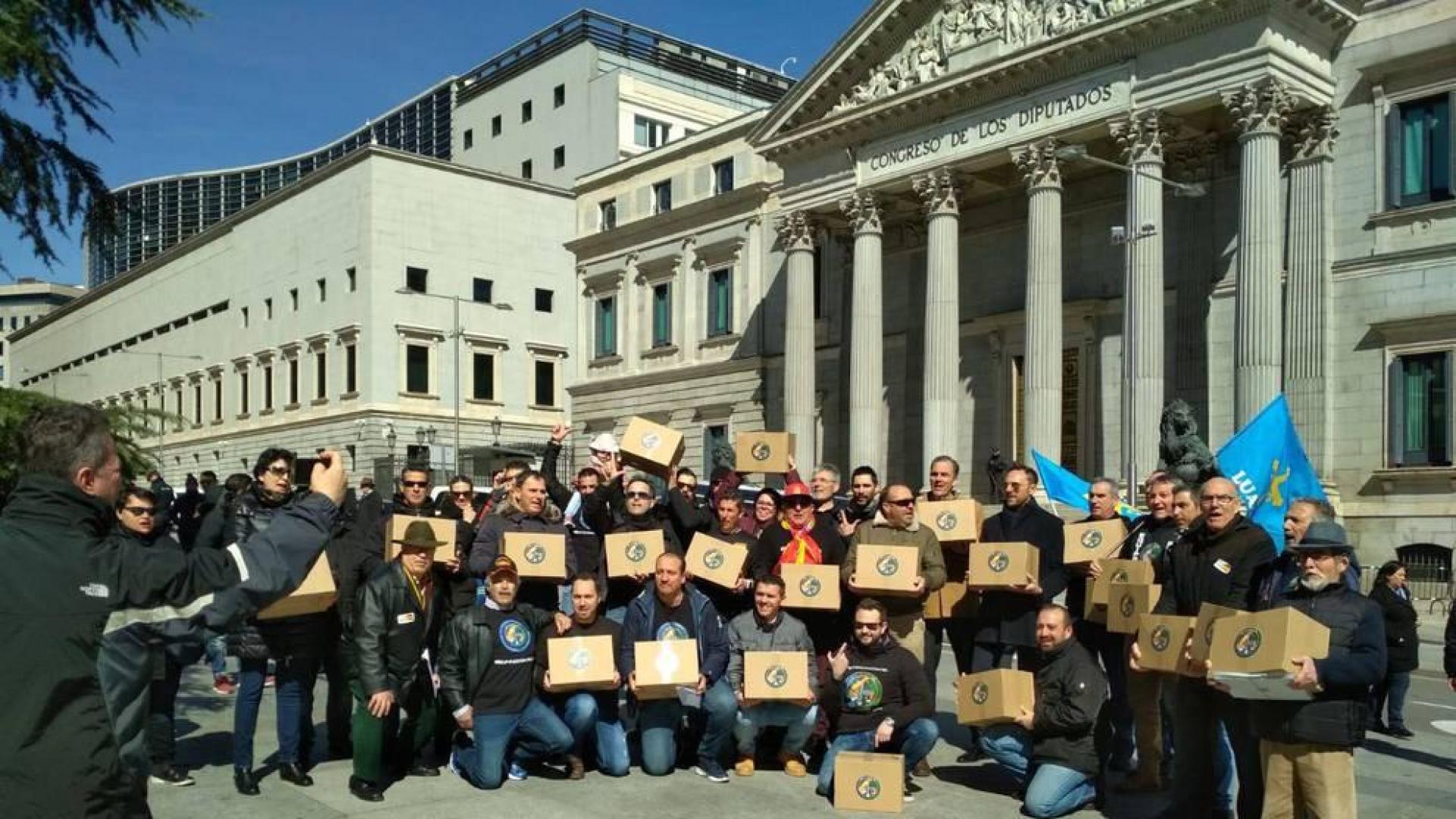 Policías entregan 550.000 firmas en el Congreso para una ley de igualdad salarial
