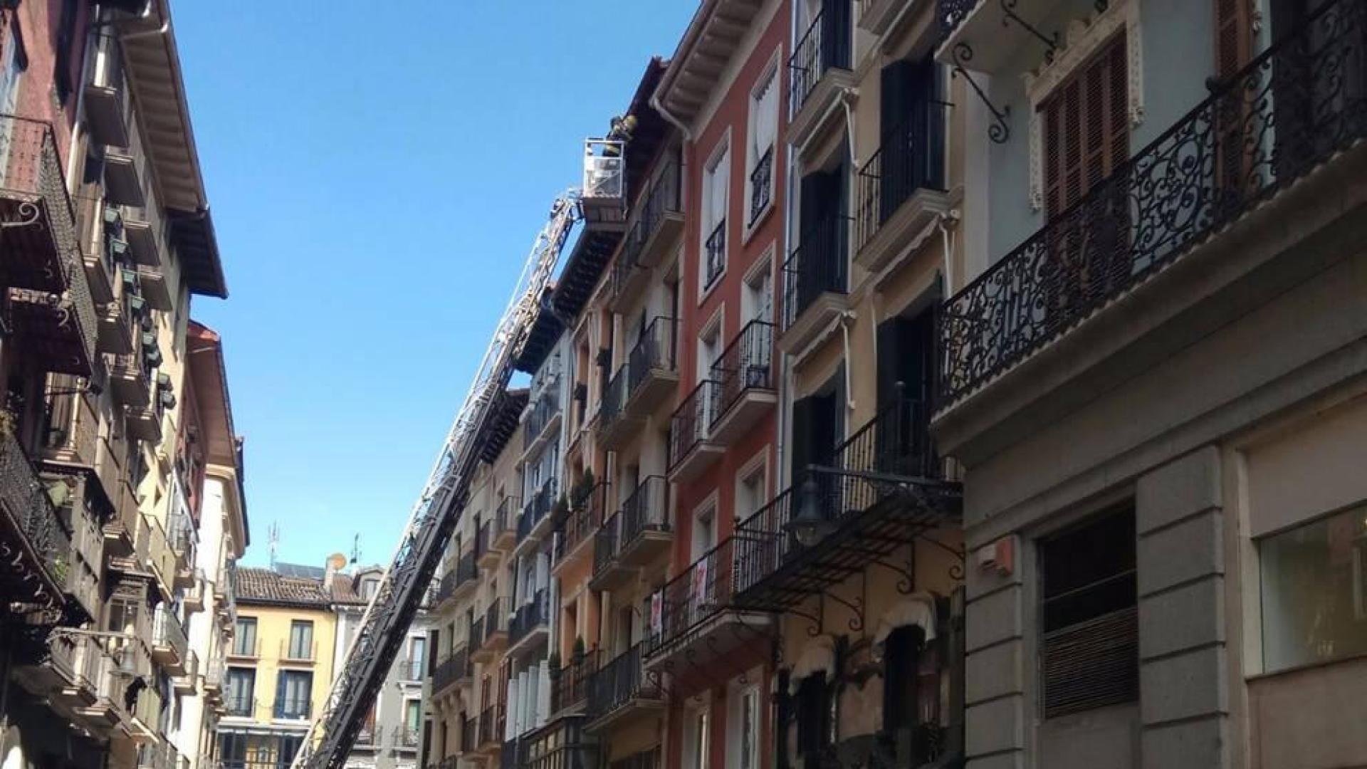 Cae parte del alero de un edificio en la calle Chapitela de Pamplona