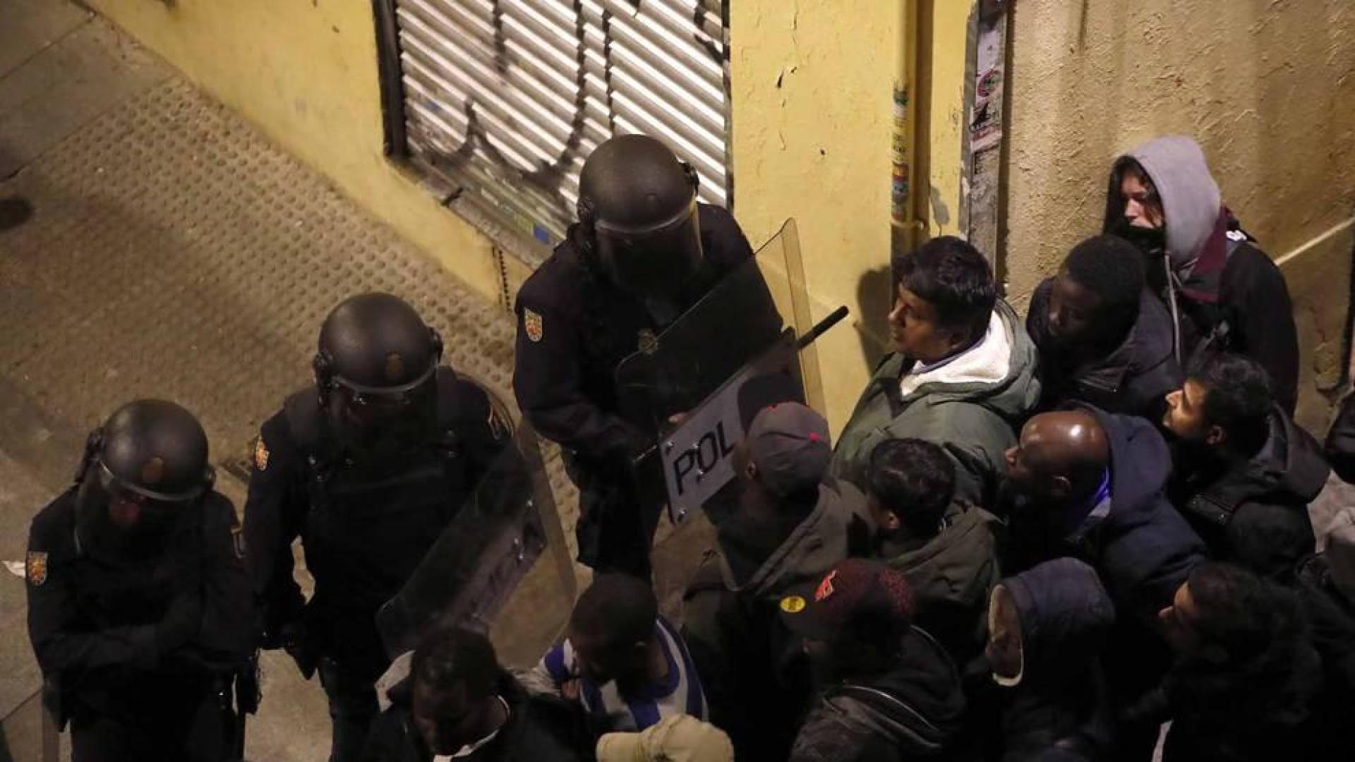 Seis personas de nacionalidad española han sido detenidas, diez policías nacionales han resultado heridos y numerosos destrozos en las calles se han producido durante la protesta por la muerte de Mmame M., el senegalés mantero que murió de un paro cardíaco en el barrio de Lavapiés
