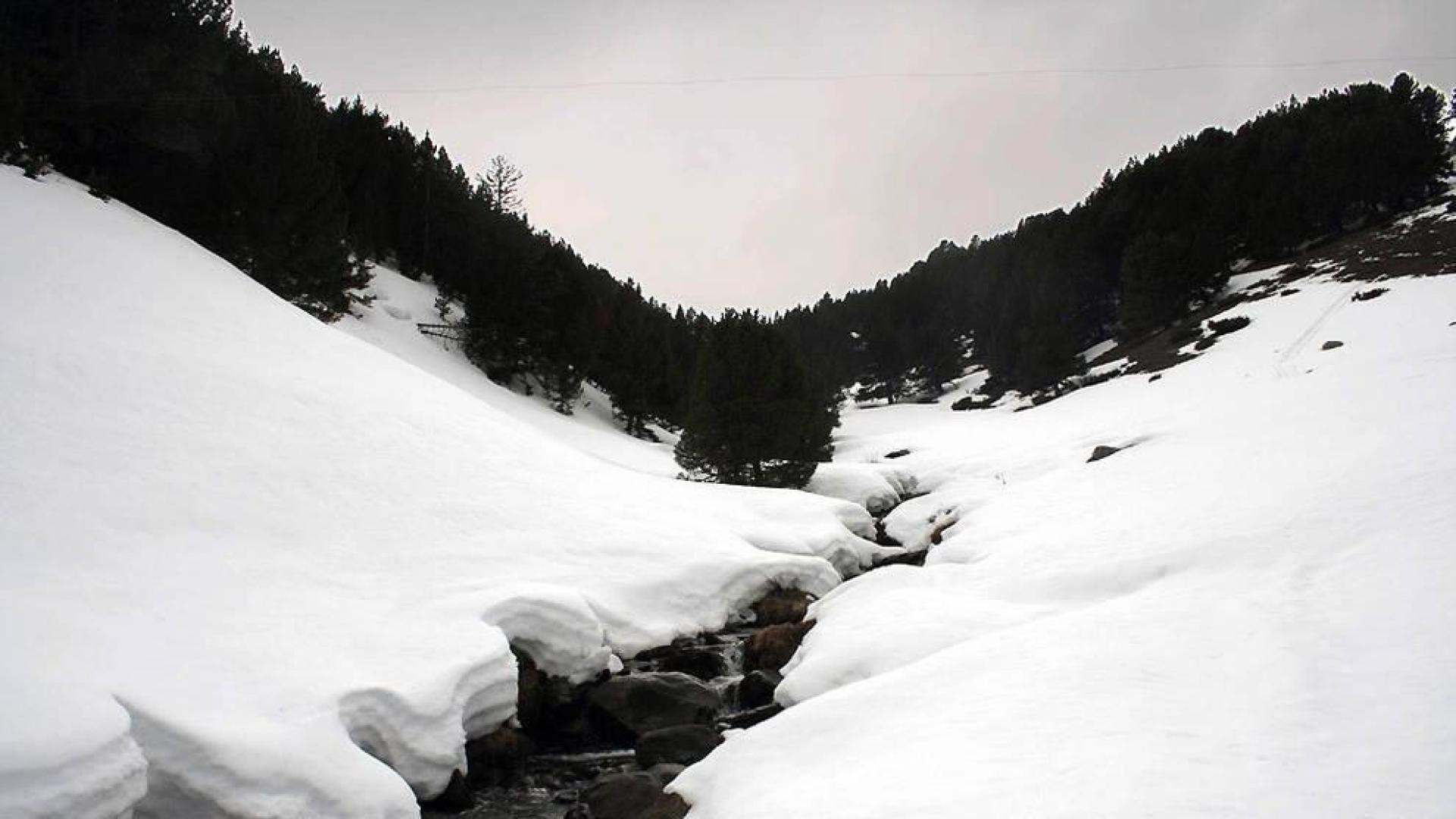 Dos muertos y un herido crítico al atraparles un alud en el Vall d'Aran