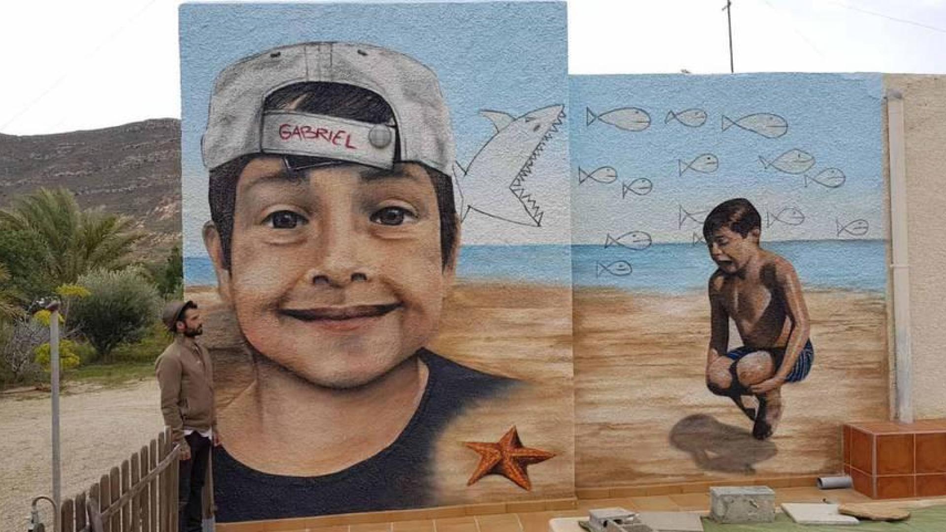 El recuerdo alegre de Gabriel nadará para siempre en un mural con diseño navarro