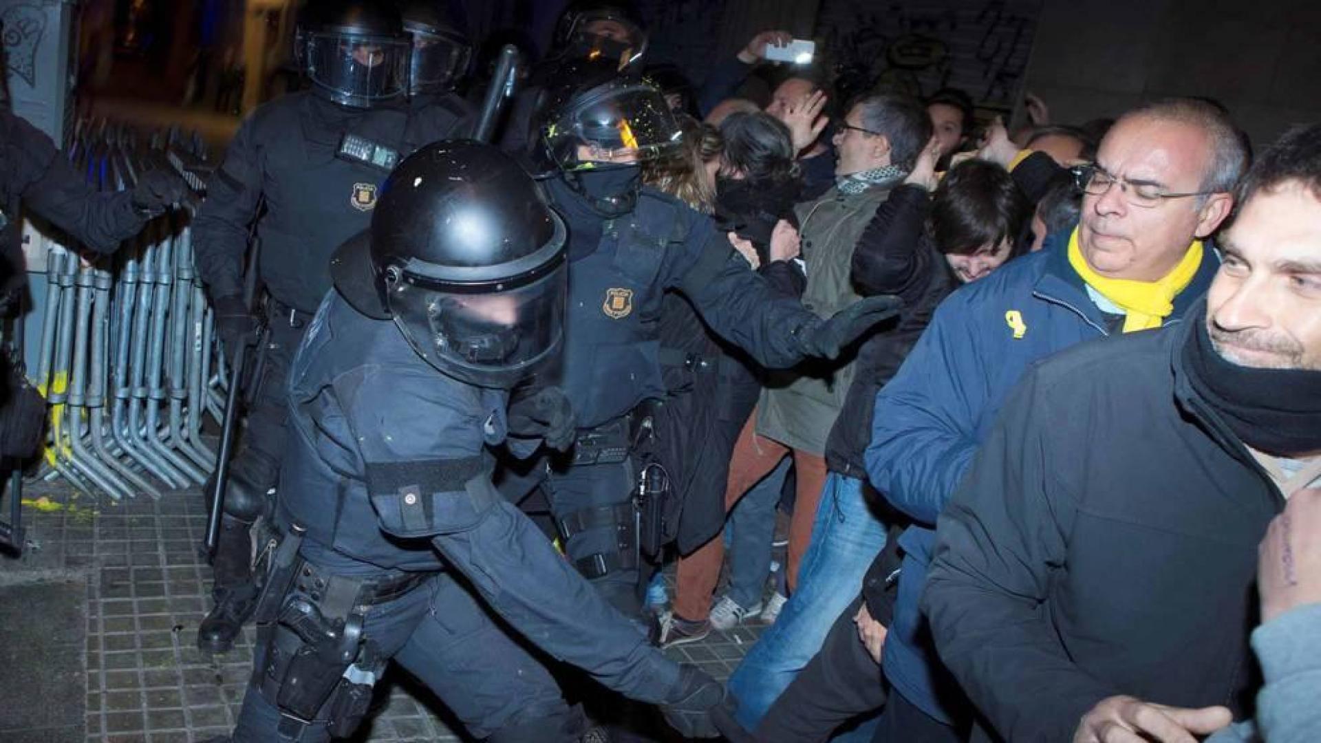 Momentos de tensión entre Mossos y manifestantes ante la Delegación de Gobierno