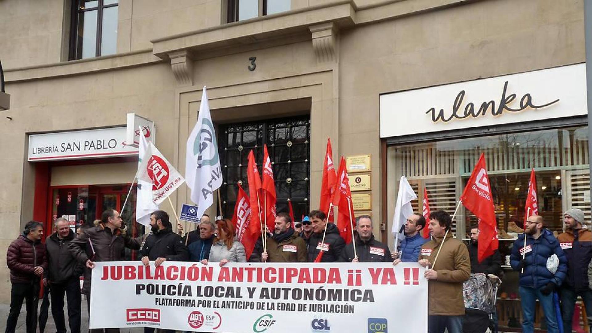 Concentración de policías en Pamplona para que se anticipe la edad de jubilación