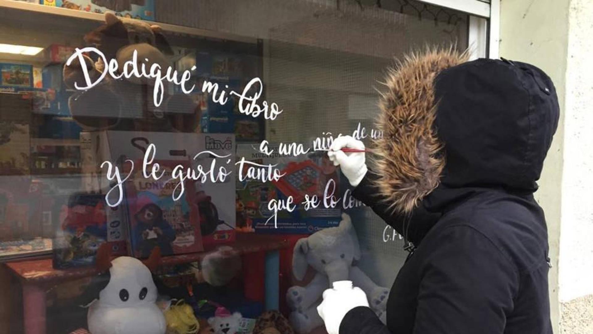 Poesía en los escaparates de Marcilla