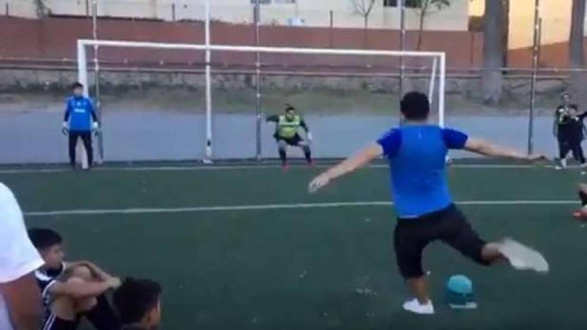 El penalti de un futbolista aficionado argentino que se ha hecho viral