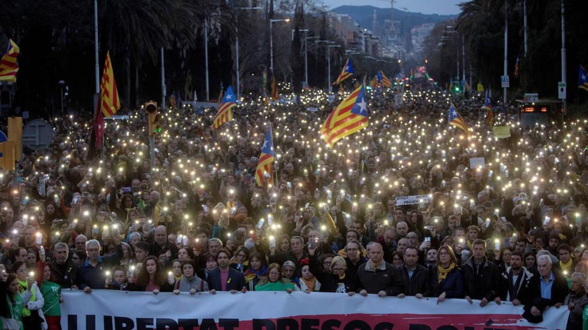 Tres detenidos, 52 heridos y cortes de vía en protestas por la detención de Puigdemont