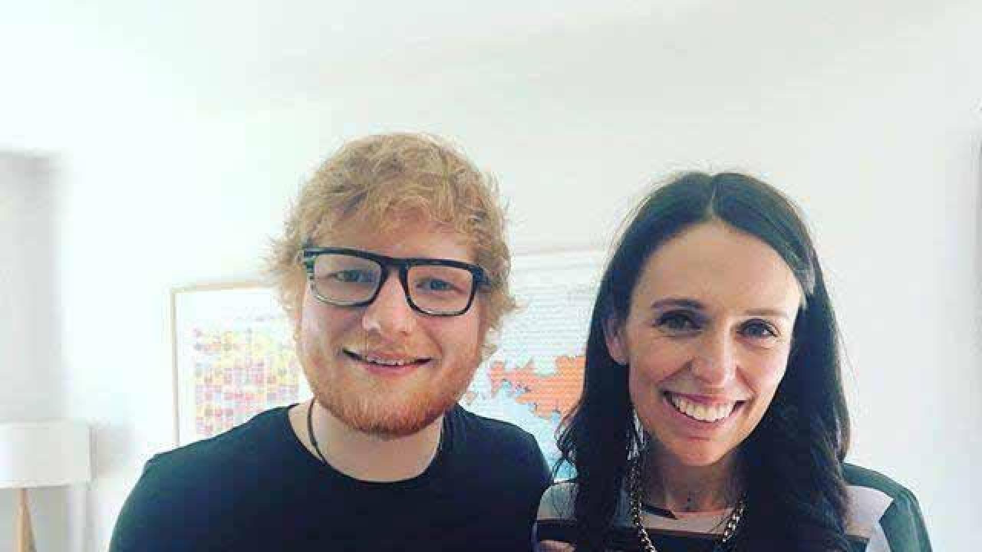 La primera ministra neozelandesa cocina para Ed Sheeran