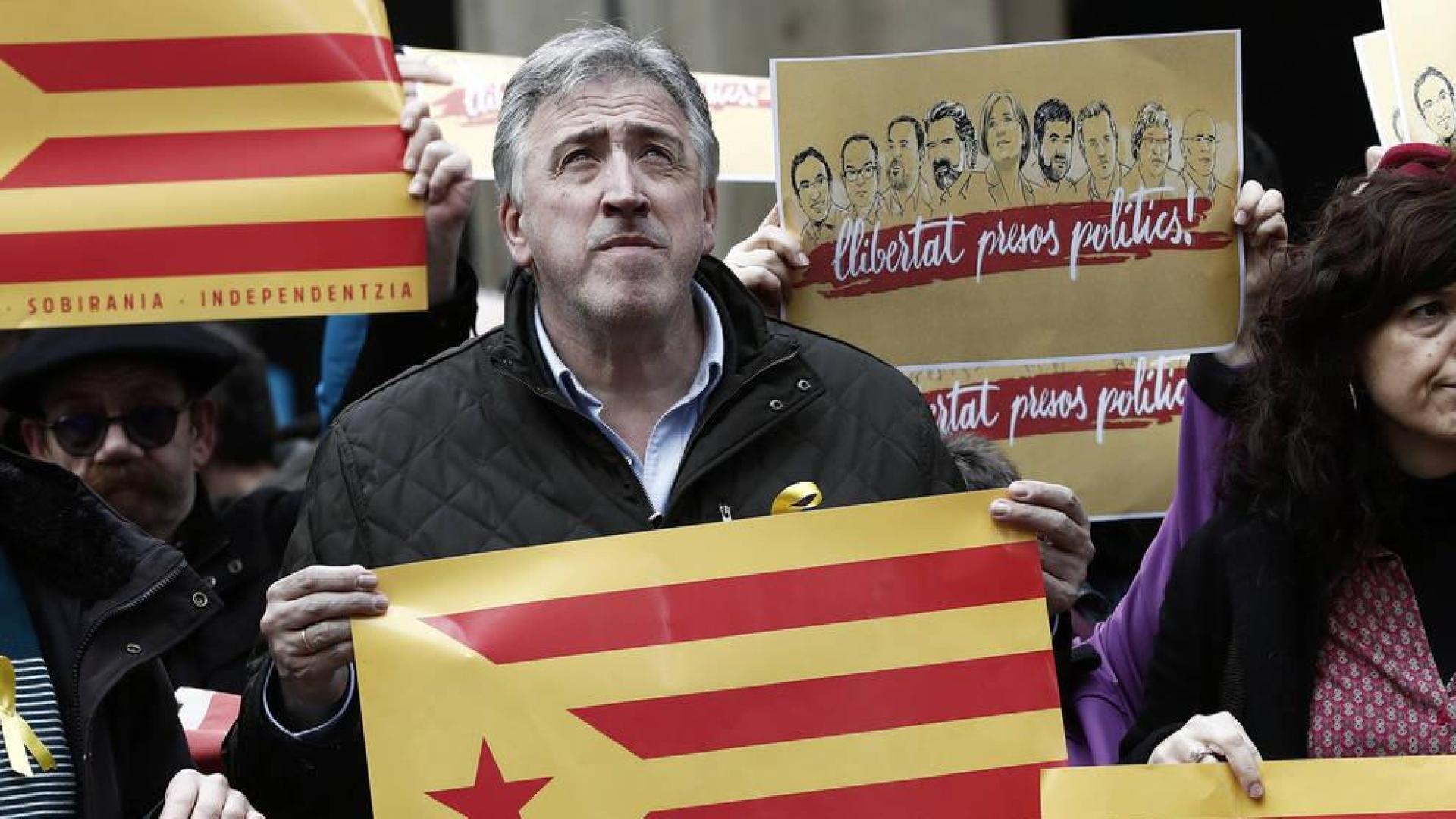 Cientos de personas rechazan en Pamplona la "deriva autoritaria" en Cataluña