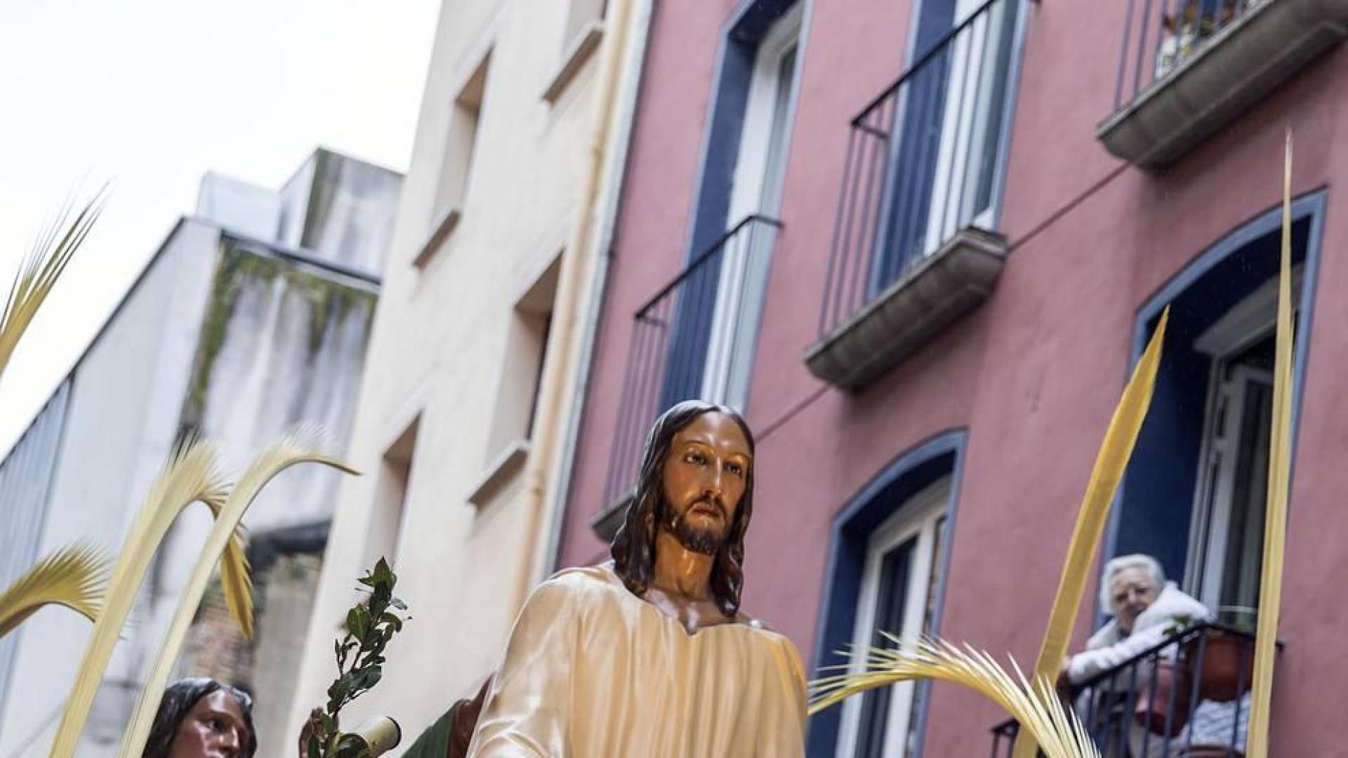 Cientos de pamploneses acudieron este domingo a la procesión del Día de Ramos para recordar el pasaje bíblico de la entrada de Jesús en Jerusalén, organizado por la Hermandad de la Pasión del Señor.