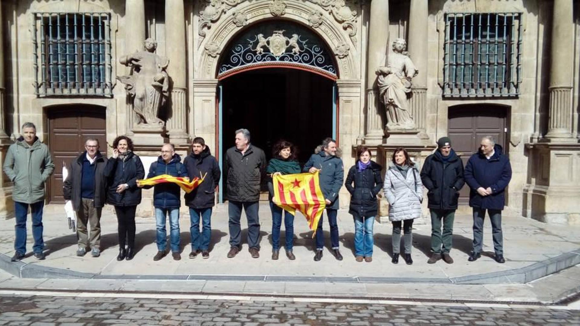 El Ayuntamiento de Pamplona se concentra para denunciar la situación catalana