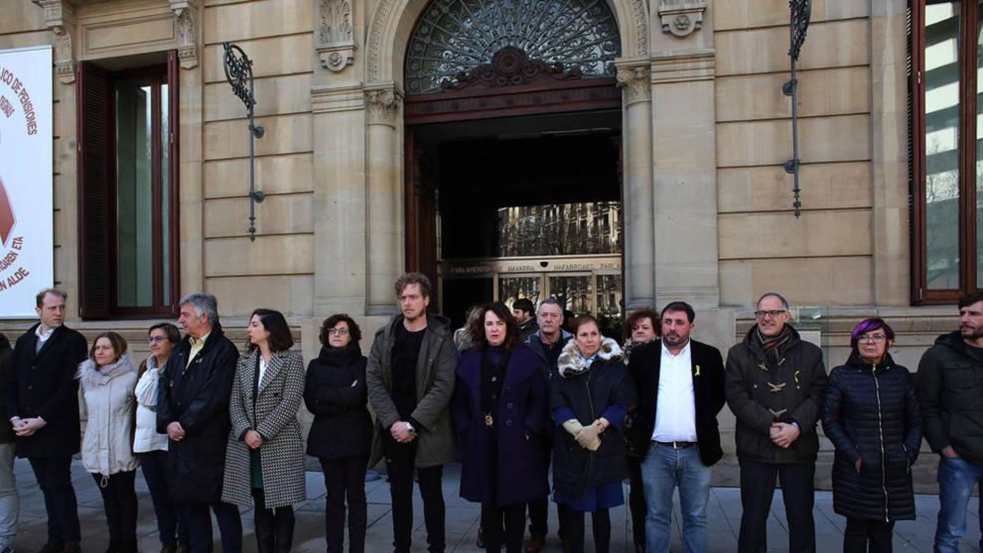 El Parlamento foral denuncia la "excepcionalidad democrática" en Cataluña