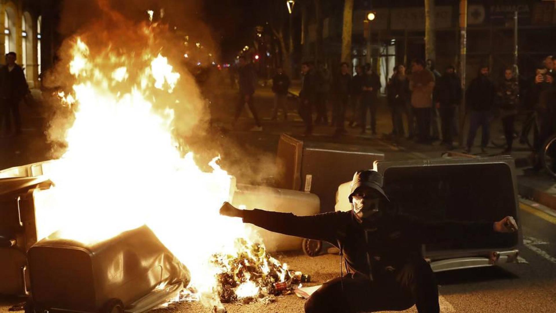 Nueve detenidos y un centenar de heridos en los disturbios de Cataluña por Puigdemont