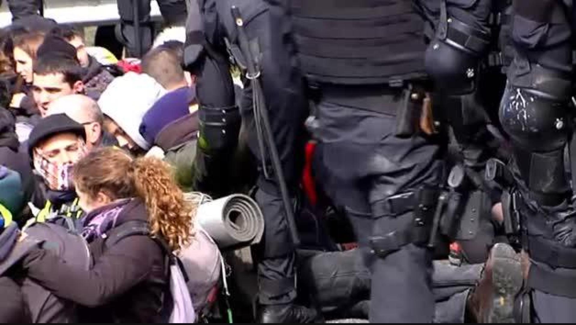 Los Mossos desalojan a decenas de independentistas que cortaban la AP-7