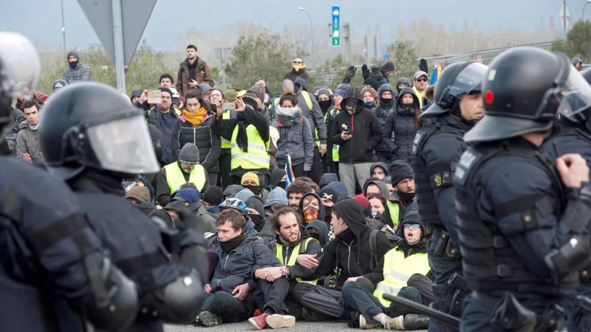 Independentistas cortan las principales vías de Girona, Lleida y Tarragona