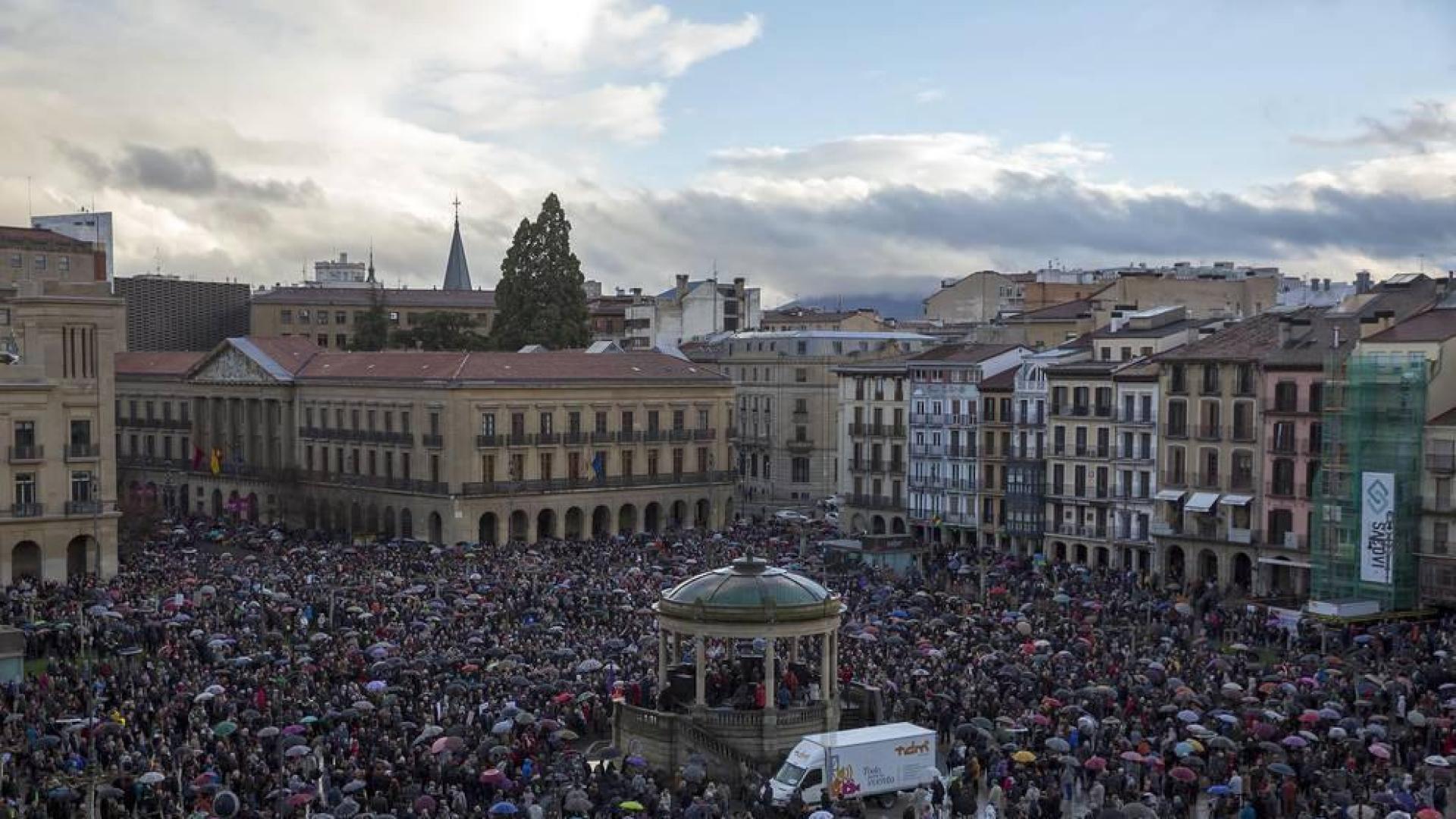 Jóvenes y mayores salen a la calle en Pamplona bajo la lluvia