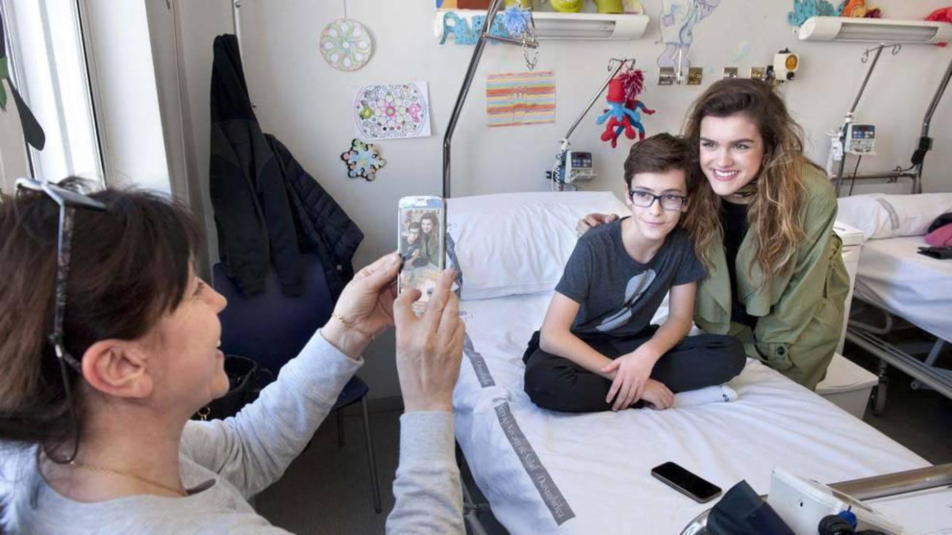 Amaia Romero visita a los niños ingresados el Complejo Hospitalario de Navarra