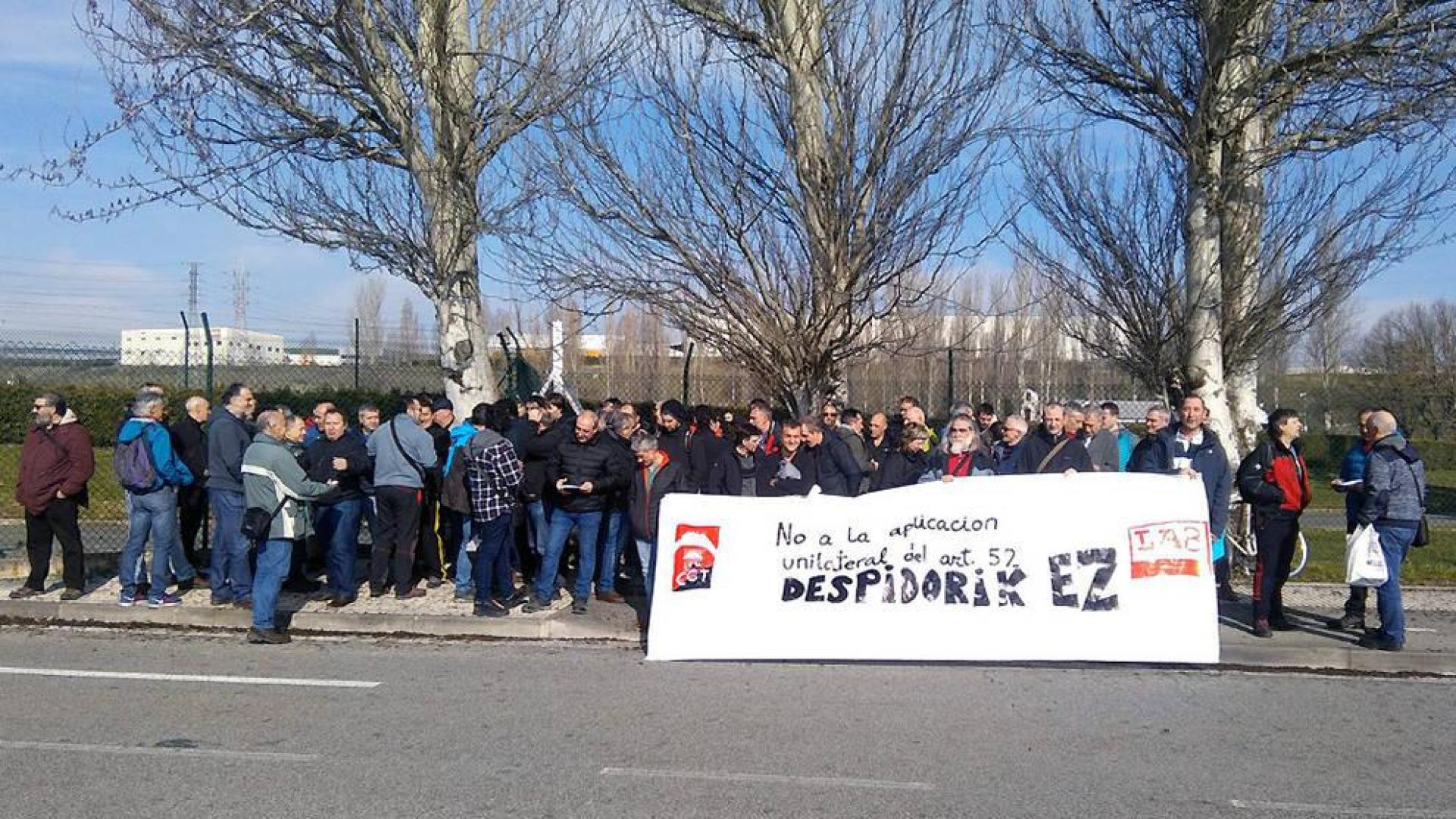 Protestas en VW-Navarra para denunciar despidos por la aplicación del articulo 52