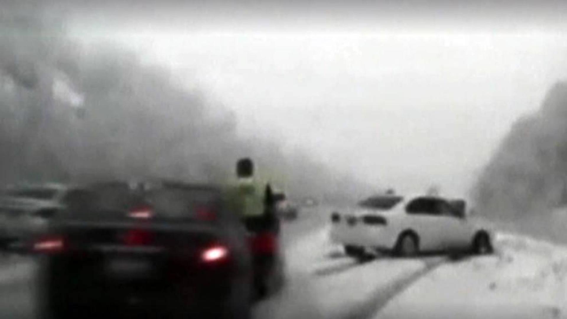 Un policía de Estados Unidos, arrollado cuando iba a atender a un conductor