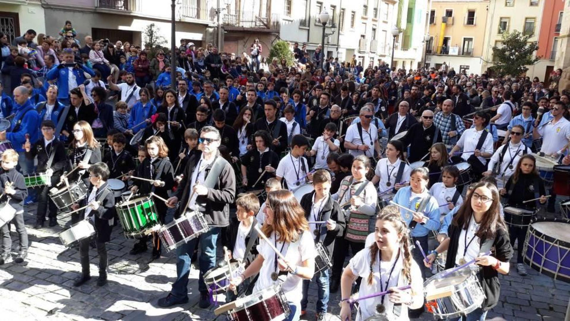Más de 150 personas 'rompen la hora' a golpe de tambor y bombo en Tudela