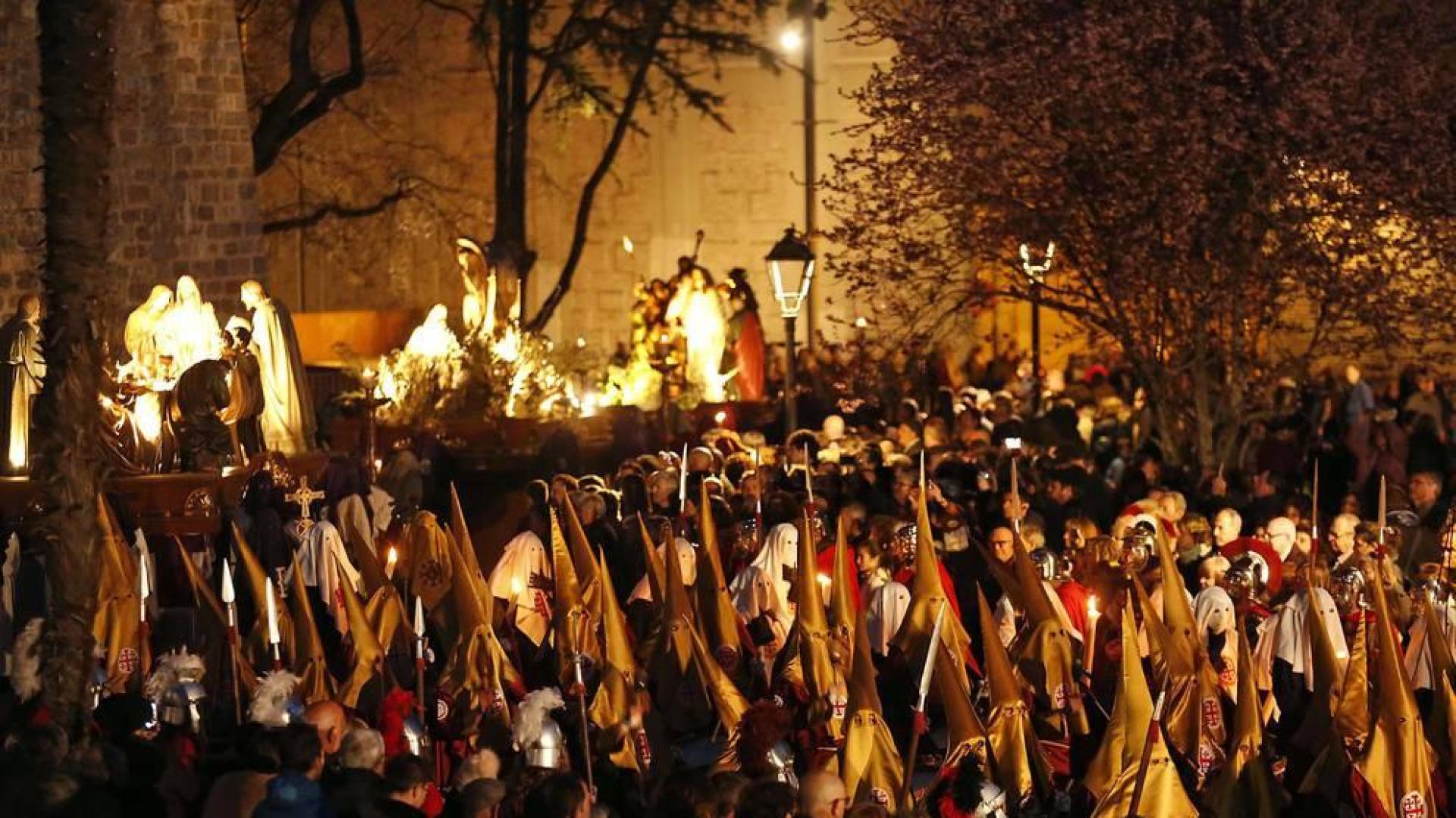 Miles de personas siguieron esta marcha procesional que en sus diez años de historia siempre ha disfrutado de buen tiempo y siempre ha salido a la calle .