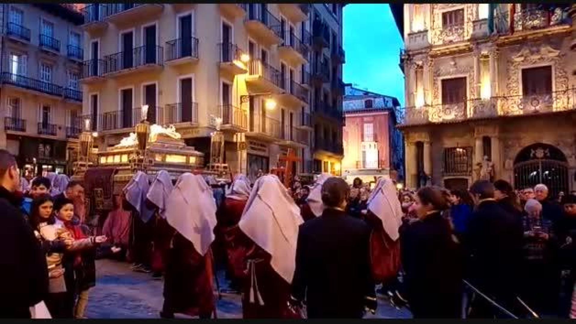 "El Sepulcro", atraviesa la Plaza Consistorial de Pamplona