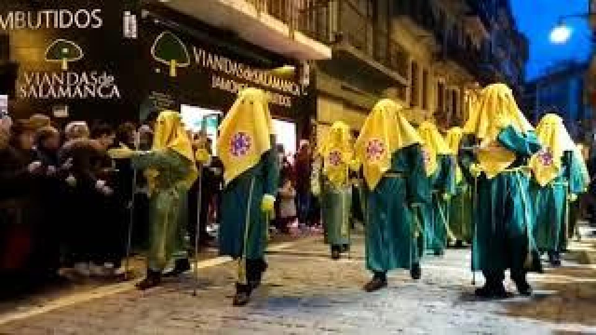 La procesión discurre por la Plaza Consistorial de Pamplona