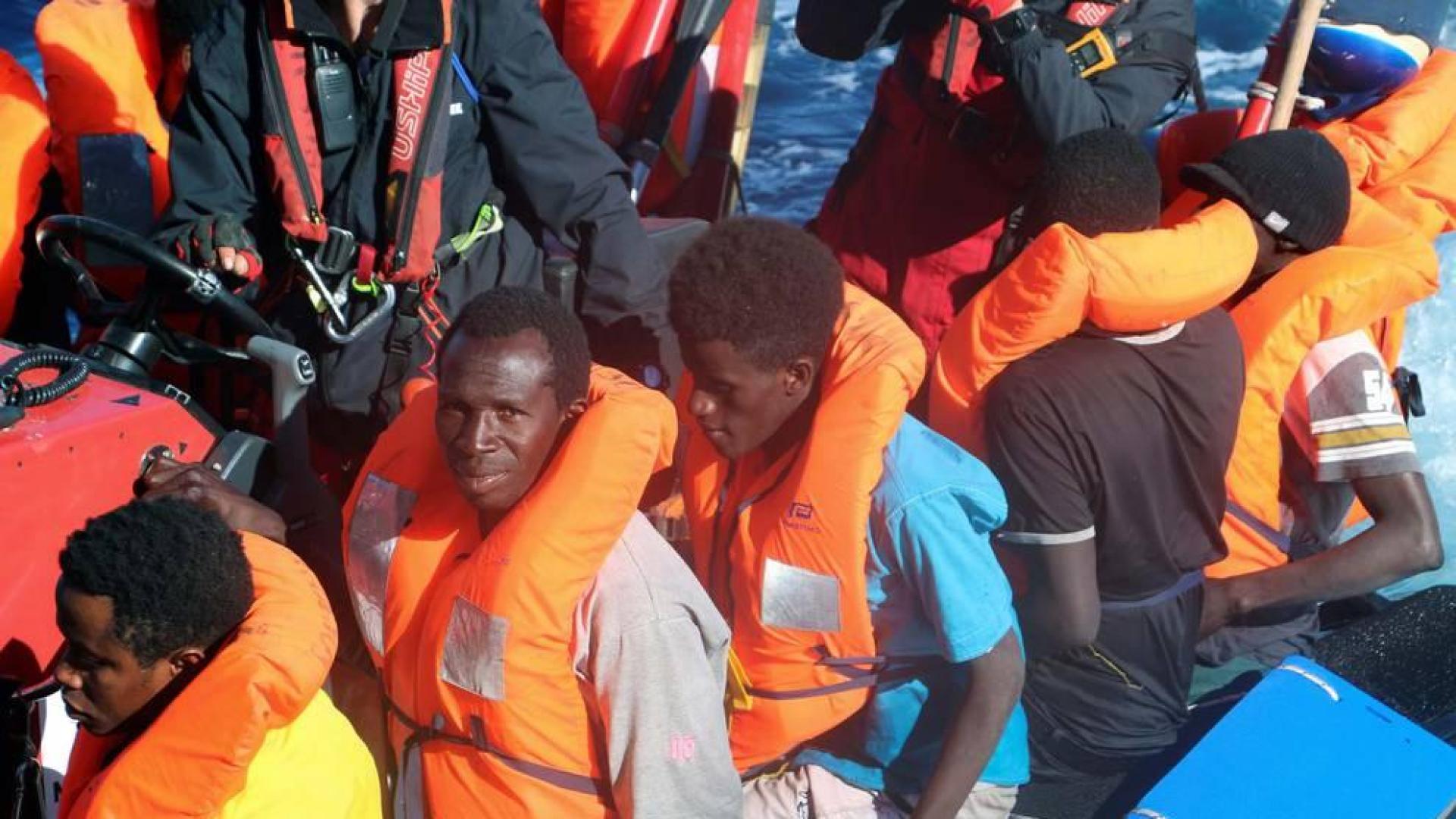 Rescatadas 131 personas que navegaban a la deriva frente a la costa de Libia