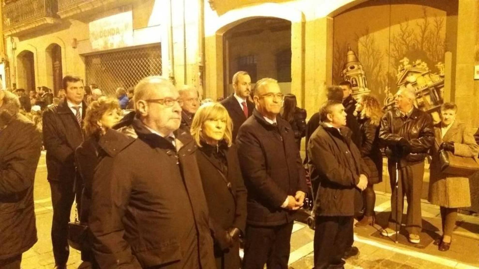 Parte de la corporación municipal sigue a La Dolorosa a su paso por la Calle Mayor