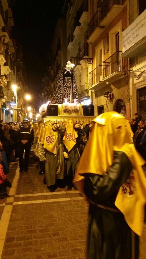 La Dolorosa, que ha sido la última en incorporarse en la catedral, desfila por la calle Mayor