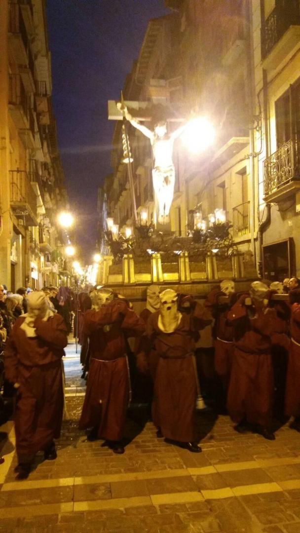 El Cristo Alzado, noveno paso de la procesión, al final de la calle Mayor