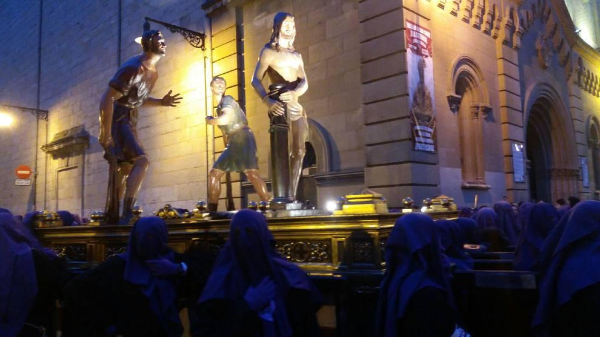La Flagelación, el quinto paso de la procesión, enfila ya la iglesia de San Lorenzo