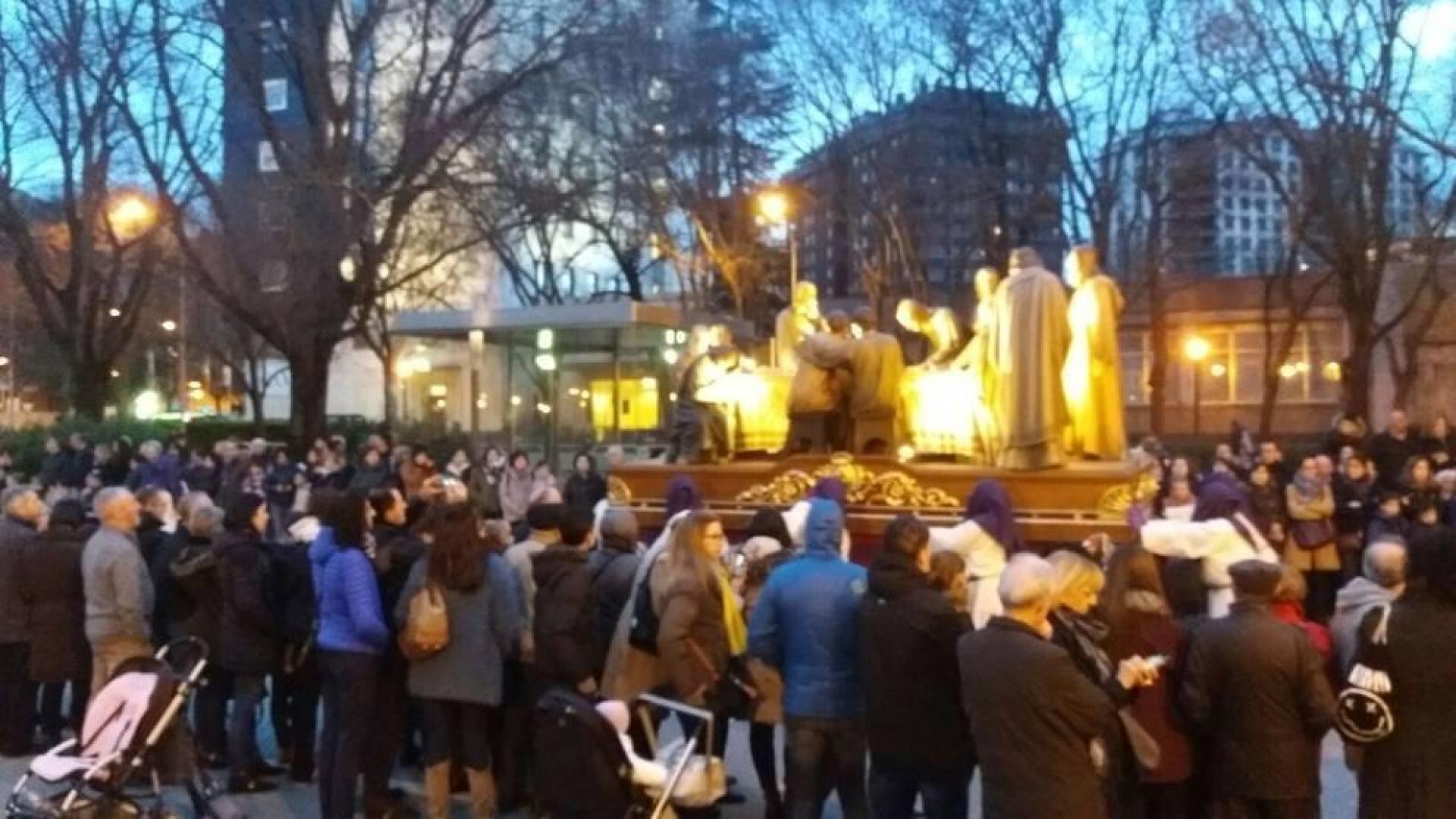 La Última Cena, el segundo paso, ya sobrepasa la iglesia de San Lorenzo