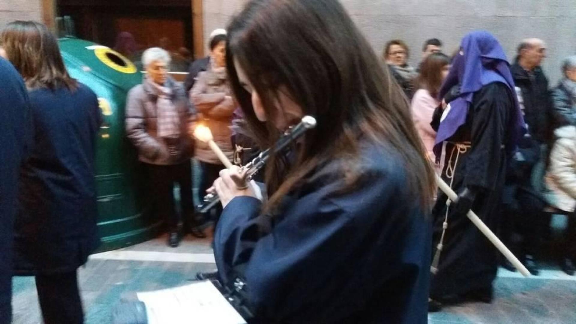La banda interpreta la marcha del Cristo de la Agonía por la calle Mayor