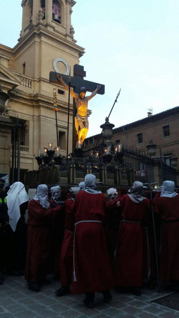 El Cristo Alzado sale del atrio de la catedral